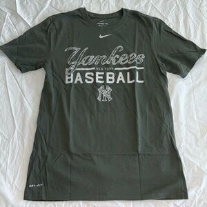New York Yankees Green/Camo T-shirt size medium